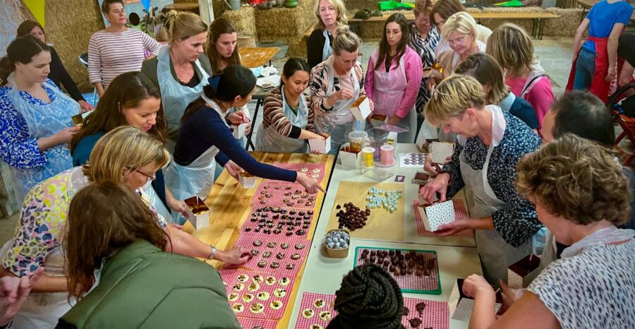 Grote groep aan het werk met chocolade