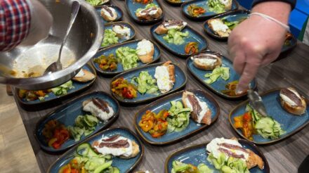 Bordjes met tapas, klaar om te serveren