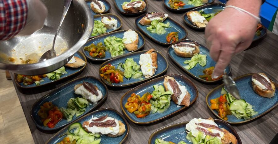 Bordjes met tapas, klaar om te serveren